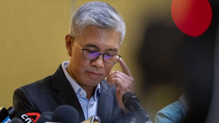 Menteri MITI, Tengku Zafrul, mengumumkan penyerahan kedudukan Kabinetnya kepada Perdana Menteri Anwar dan menyatakan bahawa keputusan untuk keluar dari UMNO adalah tindakan sendiri tanpa paksaan.