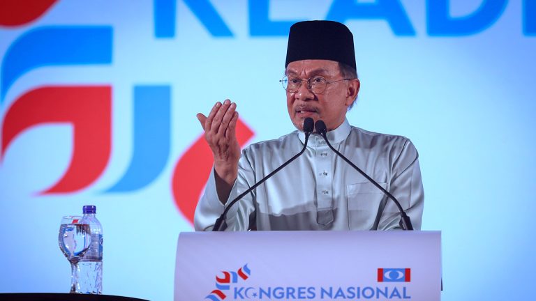 Anwar mengakui perjuangan Rafizi dan Izzah dalam PKR sukar ditandingi.