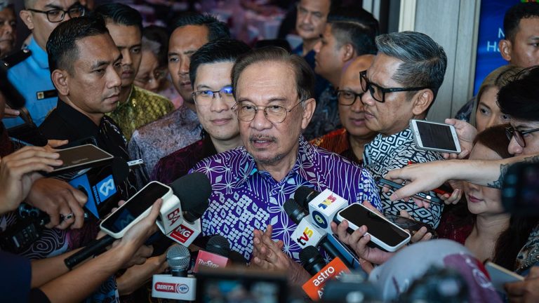 Perdana Menteri Anwar Ibrahim mengumumkan tiada rombakan kabinet buat masa ini, dengan menteri terlibat diberi masa untuk muhasabah sementara tugas akan diambil alih oleh menteri lain dan Ketua Pengarah kementerian.