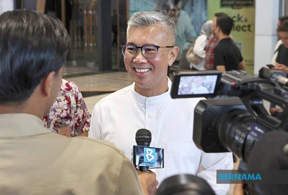 Tengku Zafrul mengumumkan keputusannya untuk menyertai PKR dengan tegas, menegaskan bahawa tindakan tersebut adalah keputusan peribadi dan bukan paksaan dari mana-mana pihak, sambil menghargai perjuangan rakan-rakannya dalam UMNO.