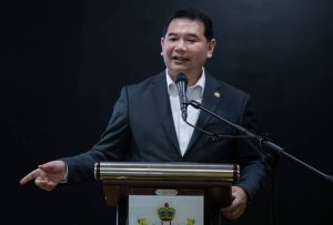 Artikel ini membincangkan tentang calon-calon yang dipertimbangkan untuk menggantikan Rafizi Ramli di Kementerian Kanan, dengan analisis tentang kelayakan sama ada ahli politik atau teknokrat yang lebih sesuai.