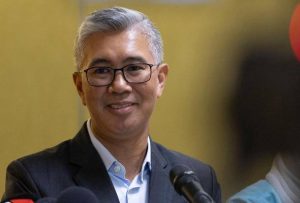 Tengku Zafrul, 51, yang pernah berkhidmat sebagai Bendahari BN Selangor, telah meletakkan jawatan dalam UMNO dan memohon untuk menyertai PKR, menandakan perubahan signifikan dalam karier politik beliau.