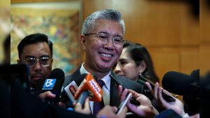 PM Anwar menyatakan kedudukan Tengku Zafrul sebagai menteri tidak terjejas walaupun beliau keluar dari UMNO, menekankan sumbangan Tengku Zafrul masih penting dalam pentadbiran Madani.