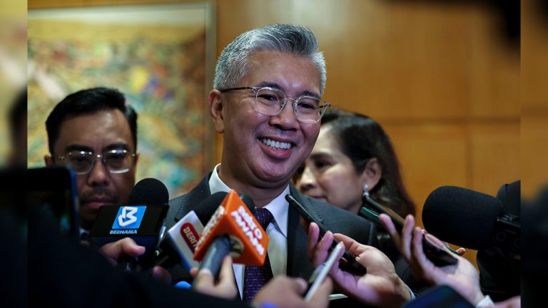 PM Anwar menyatakan kedudukan Tengku Zafrul sebagai menteri tidak terjejas walaupun beliau keluar dari UMNO, menekankan sumbangan Tengku Zafrul masih penting dalam pentadbiran Madani.
