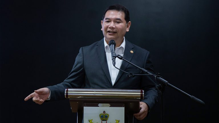 Rafizi Ramli menegaskan beliau tidak berminat menerima jawatan tertinggi mana-mana parti dan akan terus fokus kepada tanggungjawabnya sebagai Ahli Parlimen tanpa terikat kepada mana-mana individu atau parti.