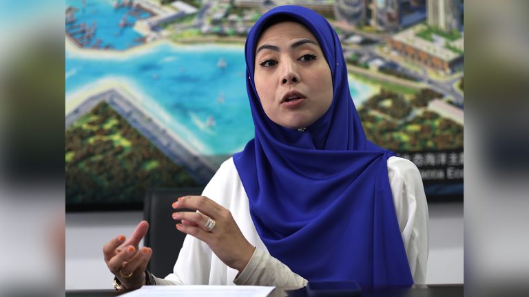 Tindakan Tengku Zafrul keluar dari UMNO dan mahu menyertai PKR dianggap mengecewakan dari segi moral politik, menimbulkan keraguan terhadap prinsip kesetiaan dan integriti dalam arena politik.