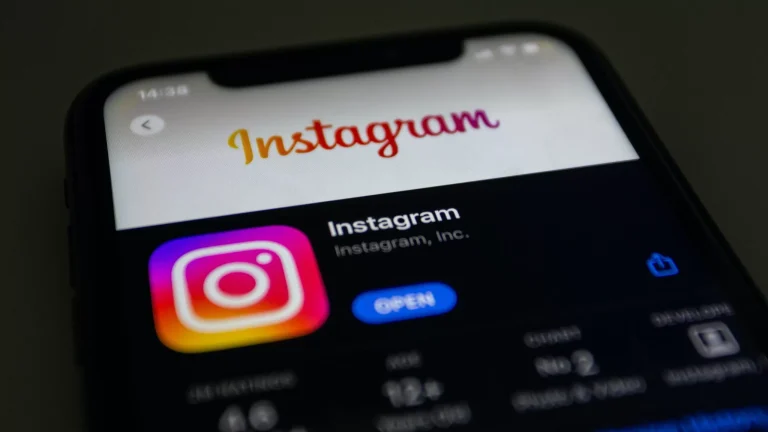 Instagram menguji ciri "Repost" untuk kongsian di profil pengguna.