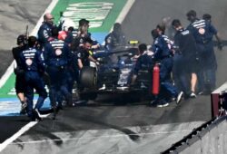 Perlumbaan GP Austria ditangguhkan akibat kereta Carlos Sainz terbakar.