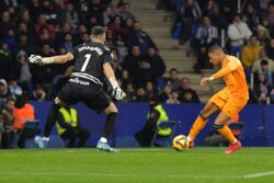 Barcelona tandatangani penjaga gol Joan Garcia dengan klausa 25 juta euro.