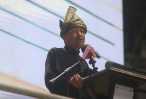 Tun M: Perdana Menteri Anwar juga patut letak jawatan segera.