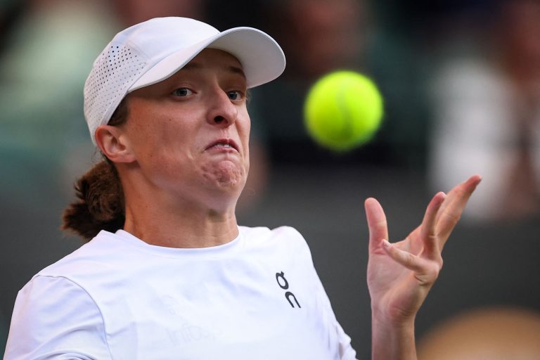 Iga Swiatek mara suku akhir Wimbledon selepas tewaskan Clara Tauson.