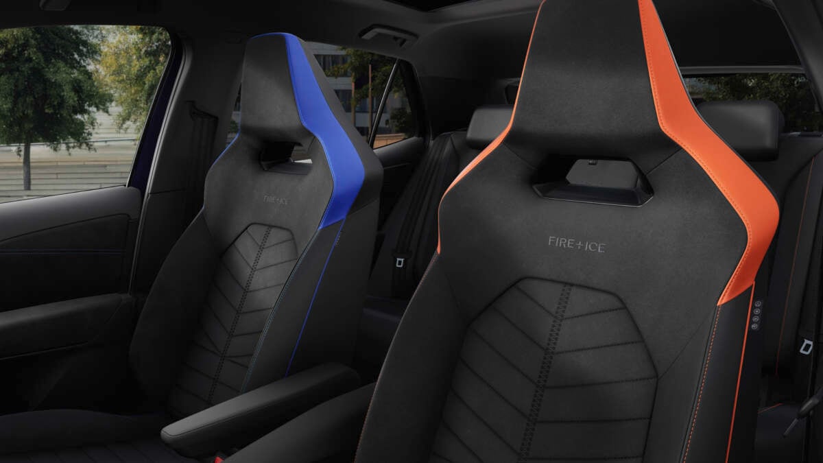 Colour-divided interior in &lsquo;On Fire Red&rsquo; and &lsquo;Keep Cool Blue&rsquo;.